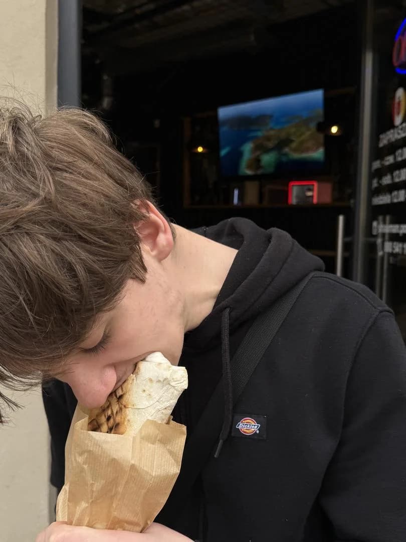 Gast beim Shawarma-Essen bei SHAUMAN