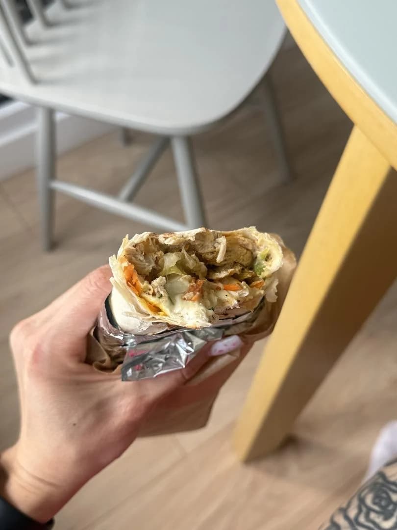 Füllung einer frisch zubereiteten Shawarma